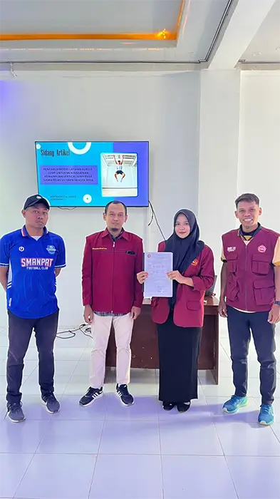 Mentari Oryzal Sativa foto bersama dosen pembimbing usai mengikuti sidang skripsi.