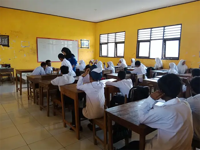 Nur Anita saat mendampingi siswa dalam kelas.