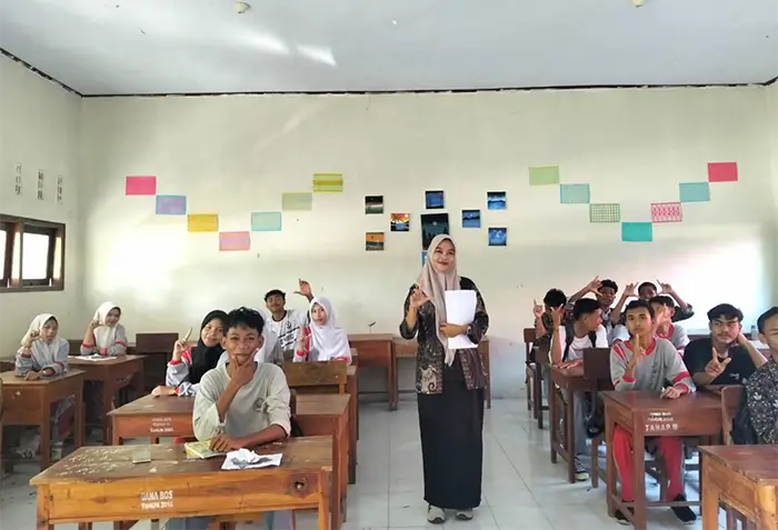 Rosdiana saat membimbing siswa di luar KBM aktif.