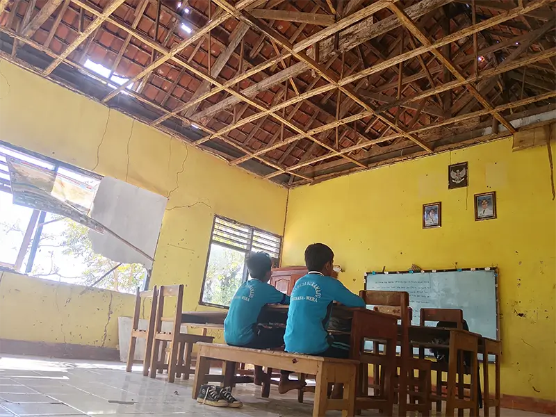 Kondisi salah satu ruang kelas rusak di SDN Sukamaju Desa Hidirasa Kecamatan Wera Kabupaten Bima yang atapnya nyaris ambruk. Foto US/ Berita11.com.