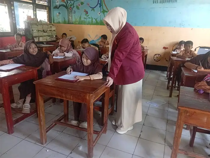 Novyanti Wahyuningrum  saat praktik mengajar di ruang kelas.
