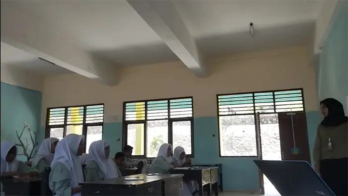 Sulfani saat mengajar siswa di kelas.