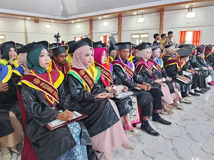 Keceriahan ratusan peserta wisuda XXII STKIP Taman Siswa Bima, Sabtu (26/9/2026). Pada momentum ini Kampus Merah meluluskan 541 wisudawan. Foto US/ Berita11.com.