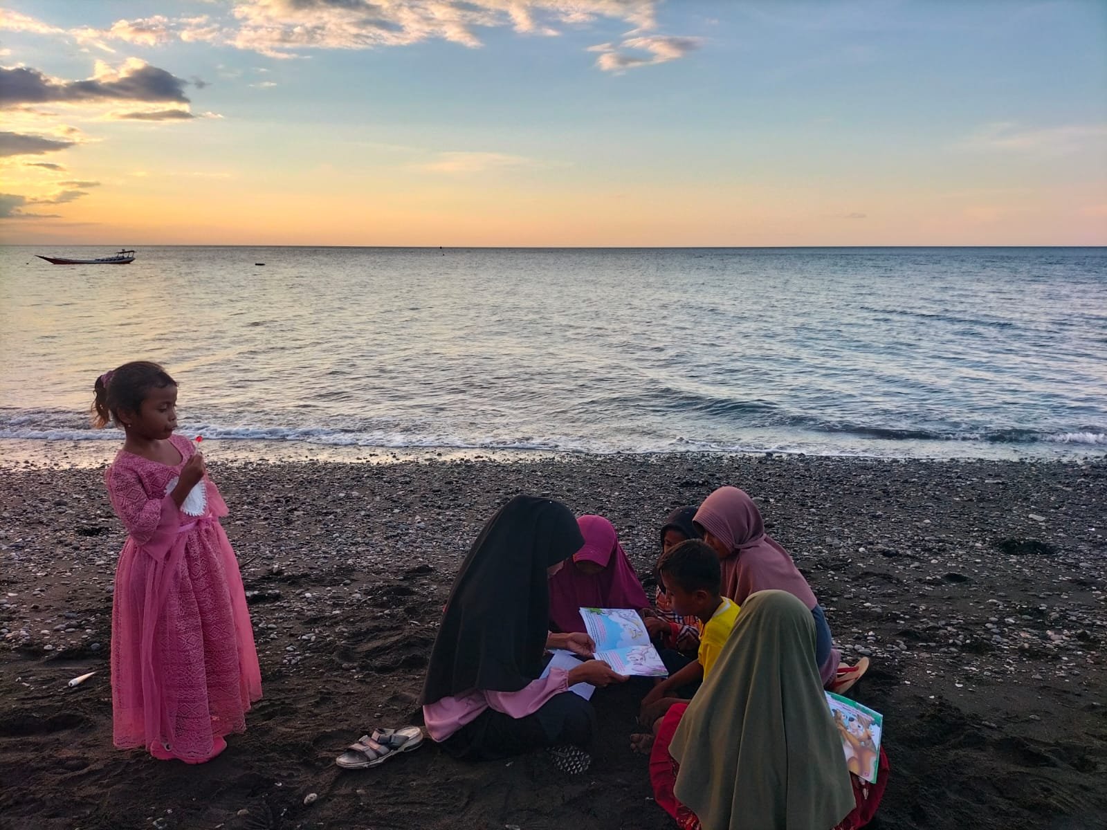 Aktivitas Sekolah Pantai yang diselanggarakan Komunitas Sekolah SDN Inpres Sangiang Pulau.