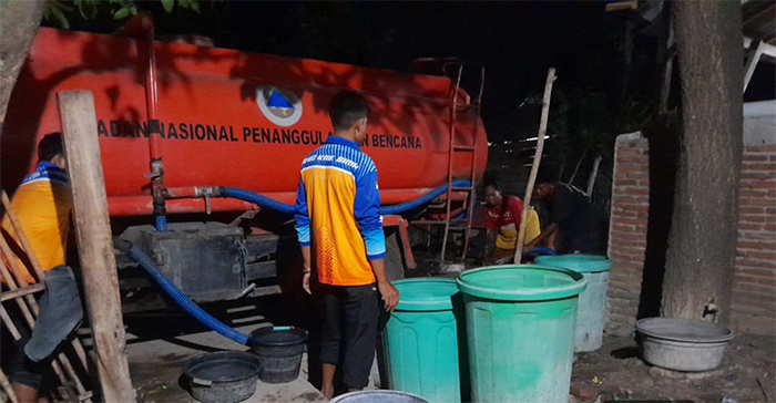 Petugas BPBD Kabupaten Bima mendistribusikan air bersih untuk warga terdampak bencana kekeringan di salah satu desa di Kecamatan Woha Kabupaten Bima.