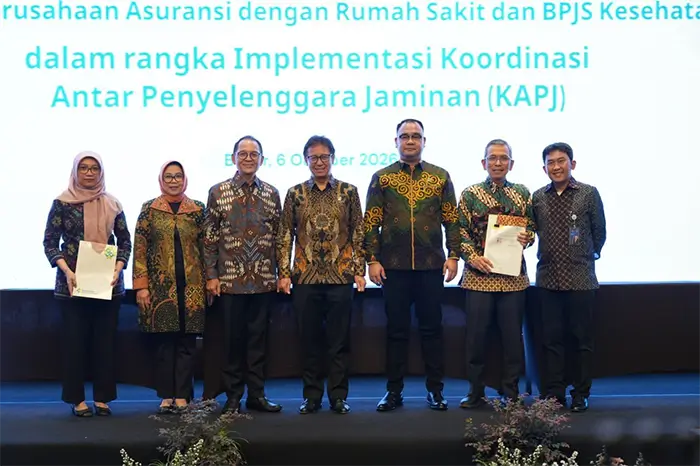 Foto bersama usai penandatanganan Perjanjian Kerja Sama Koordinasi Antar Penyelenggara Jaminan (KAPJ) BPJS Kesehatan bersama sejumlah Asuransi Kesehatan Tambahandi Bogor, Selasa (6/10/2026).
