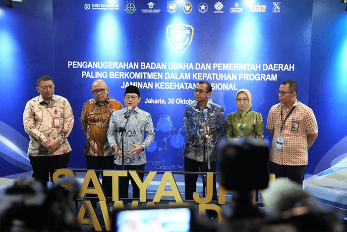 Menteri Koordinator Bidang Pemberdayaan Masyarakat, Abdul Muhaimin Iskandar bersama Direktur Utama BPJS Kesehatan, Prihati Pujowaskito dan Ketua Dewan Pengawas BPJS Kesehatan, Stevanus Adrianto Passat pada kegiatan Satya JKN Awards.