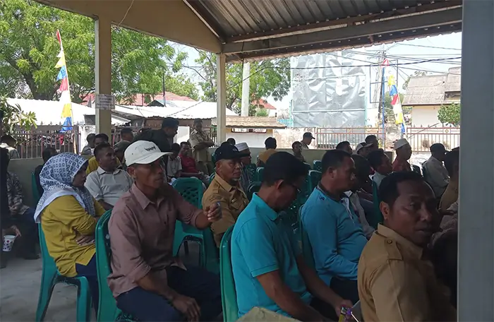 Warga peserta rapat pembahasan penataan administrasi tanah untuk pembangunan fasilitas Korps Marinir TNI AL yang digelar di Aula Kantor Desa Bajo Kecamatan Soromandi Kabupaten Bima, Selasa (29/9/2026).