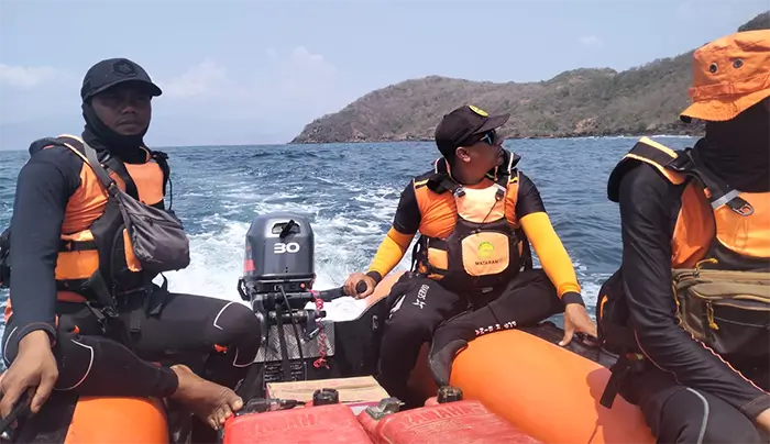 Pencarian pemancing meninggal oleh tim SAR.