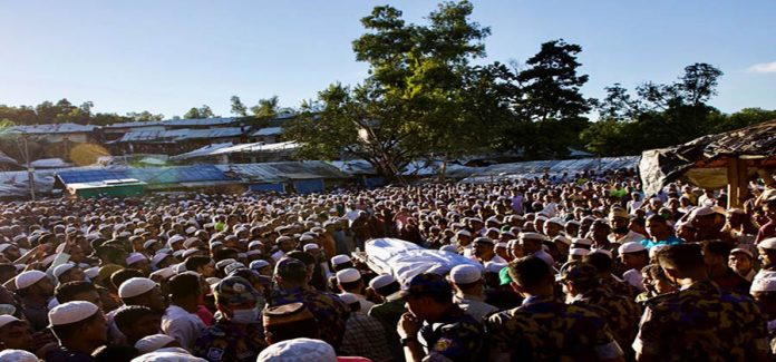 Muslim Rohingya membawa jenazah Mohib Ullah, pemimpin Arakan Rohingya Society for Peace and Human Rights setelah dia ditembak mati di kamp Kutupalang, di Cox’s Bazar, Bangladesh, 30 September 2021. REUTERS/Mushfiqul Alam