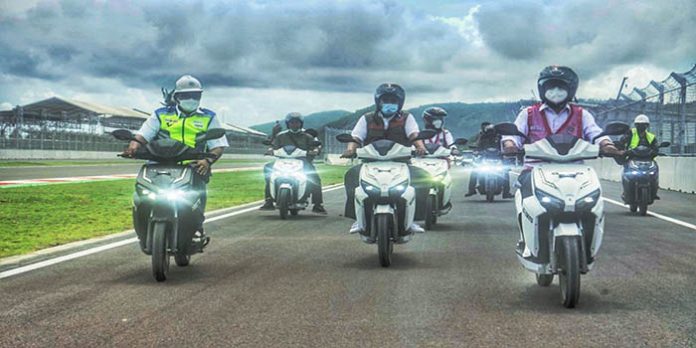 Menhub Budi Karya Sumadi Bersama Gubernur NTB, H Zulkieflimansyah Bersama Sejumlah Pejabat Melakukan Test Drive Motor Listrik Pertamina Mandalika International Street Sirkuit.
