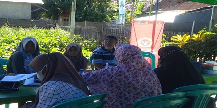Suasana Vaksinasi Massal Door to Door yang Digelar BIN dan Dikes di Desa Leu, Kecamatan Bolo,Kabupaten Bima, Kamis (9/12/2021).