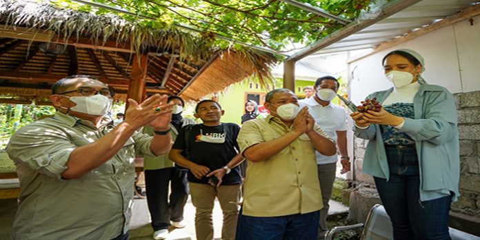 Anggota DPR RI Dapil Pulau Lombok, H Bambang Kristiono saat Meninjau dan Menyerahkan Kunci Rumah dari Program BSPS kepada Warga di Lombok Tengah.