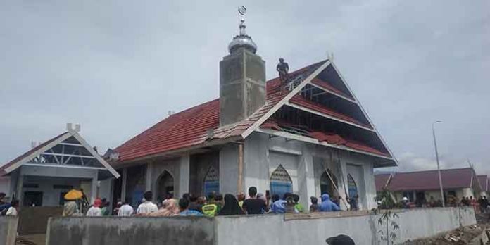 Aksi Pembongkaran Atap Masjid oleh Warga di Desa Tambe Kecamatan Bolo, Kabupaten Bima, Kamis (13/1/2022) lalu.