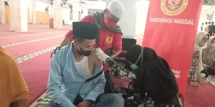 Posda Kabupaten Dompu, BINDA NTB Memantau Langsung dan Menyemangati Warga yang Mengikuti Vaksinasi Booster di Masjid Agung Baiturrahman Kabupaten Dompu, Sabtu (16/4/2022) Malam. Dok BINDA NTB.