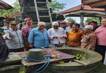 Tim Ekspedisi PDI Perjuangan dan Mi6 Foto Bersama di Air Muallaf di Dusun Tragtag, Desa Batu Kumbung, Kecamatan Lingsar, Lombok Barat.