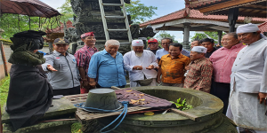 Tim Ekspedisi PDI Perjuangan dan Mi6 Foto Bersama di Air Muallaf di Dusun Tragtag, Desa Batu Kumbung, Kecamatan Lingsar, Lombok Barat.