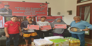 Anggota DPR RI dari Fraksi PDI Perjuangan, Rahmat Hidayat saat Menyalurkan Bantuan Modal Usaha kepada Warga di Lombok Timur, Kamis (29/12/2022).