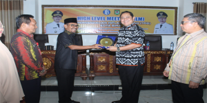 Wali Kota Bima, H Muhammad Lutfi menyerahkan plakat dari Kota Bima kepada Kepala Perwakilan Bank Indonesia Provinsi Nusa Tenggara Barat Heru Saptaji.