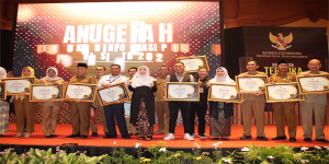 Wagub Nusa Tenggara Barat, Sitti Rohmi Djalilah Foto Bersama Badan Publik Usai Penyerahan Anugerah KIP 2022 di Mataram, Senin (19/12/2022).