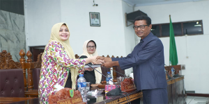 Bupati Bima, Hj Indah Dhamayanti Putri menerima dokumen dari juru bicara Pansus DPRD Kabupaten Bima saat papat paripurna ke- 2 masa sidang I tahun 2023 yang digelar DPRD Kabupaten Bima, Jumat (20/1/2023) lalu.
