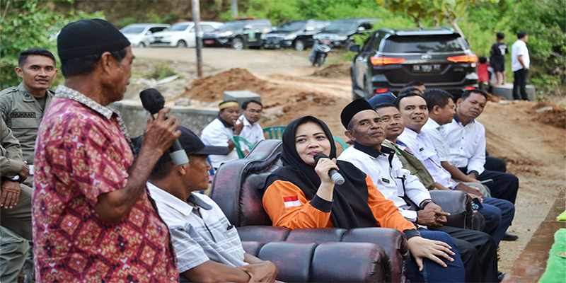Bupati Bima, Hj Indah Dhamayanti Putri Mendengarkan Aspirasi Warga di Kecamatan Lambu, Kabupaten Bima, Rabu (25/1/2023). Foto Ist.