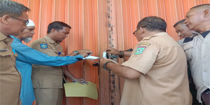 Pembukaan segel sementara Kafe Falcao di Jl Sultan Salahuddin Kawasan Amahami Kota Bima oleh Muspika Rasanae Barat Kota Bima Disaksikan Pimpinan Ormas dan Pemilik Kafe, Selasa (24/1/2023) Siang. Foto MR/ Berita11.com.