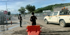 Anggota Kepolisian Dilengkapi Senpi Laras Panjang Mengamankan Gate 21 Benete PT AMNT di Sumbawa Barat, Kamis (12/1/2023). Foto Ist.