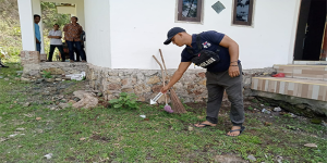 Aparat Kepolisian Sedang Mengidentifikasi di TKP Perusakan Kantor Panwascam Belo Kabupaten Bima, Jumat (6/1/2023).