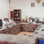 Wali Kota Bima, H Muhammad Lutfi didampingi pejabat Pemkot Bima di ruangan Wali Kota Bima sedang mengikuti Rakor Inspektur Daerah se-Indonesia secara virtual, Rabu (25/1/2023).