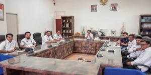 Wali Kota Bima, H Muhammad Lutfi didampingi pejabat Pemkot Bima di ruangan Wali Kota Bima sedang mengikuti Rakor Inspektur Daerah se-Indonesia secara virtual, Rabu (25/1/2023).