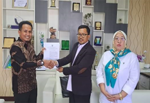 Rektor IAIM Bima, Hendra M.Si menerima SK pendirian program pascasarjana dari Kasabdit Pengembangan Akademik Dirjend Pendidikan Islam, Kemnag RI, HM Adib Abdushomad M.Ed Ph.D di Jakarta, Senin (9/1/2023) lalu.