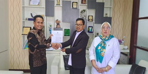 Rektor IAIM Bima, Hendra M.Si menerima SK pendirian program pascasarjana dari Kasabdit Pengembangan Akademik Dirjend Pendidikan Islam, Kemnag RI, HM Adib Abdushomad M.Ed Ph.D di Jakarta, Senin (9/1/2023) lalu.