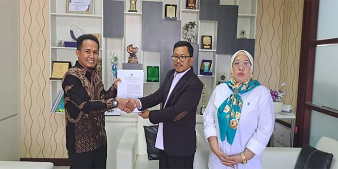 Rektor IAIM Bima, Hendra M.Si menerima SK pendirian program pascasarjana dari Kasabdit Pengembangan Akademik Dirjend Pendidikan Islam, Kemnag RI, HM Adib Abdushomad M.Ed Ph.D di Jakarta, Senin (9/1/2023) lalu.