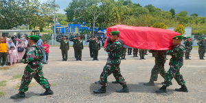 Suasana saat Masyarakat dan Prajurit TNI Menyambut Jenazah Serka Jeki dan Keluarga di Bandara Sultan Muhammad Salahuddin Bima, Kamis (26/1/2023) Siang.