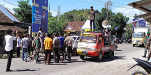 Koordinator Massa PMB Berorasi saat Menggelar Unjuk Rasa di Persimpangan Desa Bolo Kecamatan Madapangga Kabupaten Bima, Senin (9/1/2023). Foto via SRY.