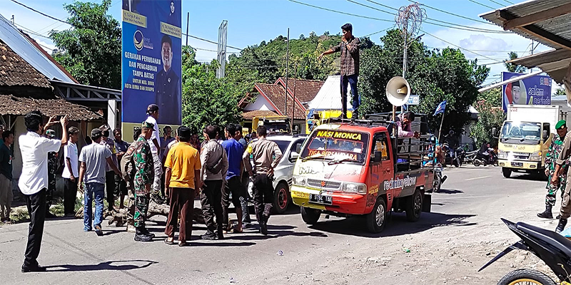 Koordinator Massa PMB Berorasi saat Menggelar Unjuk Rasa di Persimpangan Desa Bolo Kecamatan Madapangga Kabupaten Bima, Senin (9/1/2023). Foto via SRY.