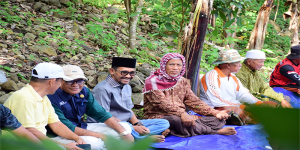 Wali Kota Bima, H Muhammad Lutfi saat berdialog dengan warga ketika mengikuti doa dana (doa selamat) di So Kumbe Kelurahan Rabadompu Timur, Kota Bima, Senin (23/1/2023).