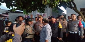 Kapolres Bima AKBP Haryanto dan Danyon C Pelopor Satuan Brimob NTB, AKBP Zulkarnain Bersama Anggota Kepolisian Usai Berhasil Mengevakuasi Pasangan Selingkuh yang Dikepung Massa.