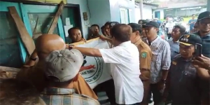 Suasana Pembukaan Palang Kantor PDAM Bima oleh Pejabat Pemkab Bima dan Perwakilan KSBSI Cabang Bima, Senin (16/1/2023).