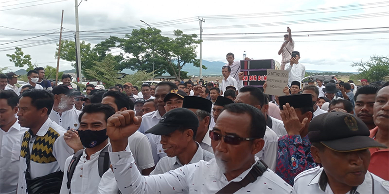 Massa PPDI Kabupaten Bima saat Menggeruduk Kantor Pemkab Bima, Rabu (25/1/2023).