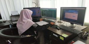 Petugas Stamet Bima Sedang Memonitor Kondisi Cuaca yang Ditangkap Satelit Melalui Layar Monitor Komputer. Foto US/ Berita11.com.