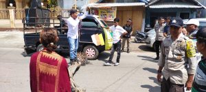 Unjuk Rasa Massa PMB Madapangga Mendesak Pemerintah segera Mencabut Izin Distributor yang Diduga Menekan Pengecer agar Menggelembungkan Data Penerimaan Distribusi Pupuk, Senin (16/1/2023). Foto via SRY.