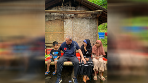 H Bambang Kristiono duduk bersama Fatmawati, yatim piatu yang tinggal dengan dua adiknya, Nuraini dan Aizil yang masih belia tanpa orang tua di hutan di Batulayar, Lombok Barat, Senin (27/2/2023).