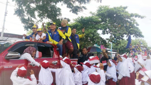 Pelajar di Kabupaten Dompu menyambut arak-arak Kontingen Kabupaten Dompu dan Bupati Dompu, H Kader Jaelani yang membawa pulang ratusan medali Porprov XI tahun 2023 Provinsi NTB, Senin (27/2/2023). Foto Ist.
