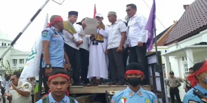 Ketua FUI Bima, Ustadz Asikin bin Mansyur saat Membacakan Tuntutan Massa saat Menggelar Aksi di depan Kantor Pemkot Bima, Jumat (3/2/2023) Pagi. Foto MR/ Berita11.com.