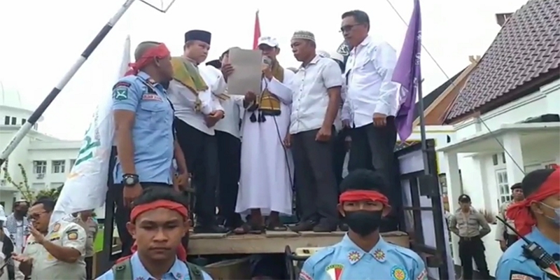 Ketua FUI Bima, Ustadz Asikin bin Mansyur saat Membacakan Tuntutan Massa saat Menggelar Aksi di depan Kantor Pemkot Bima, Jumat (3/2/2023) Pagi. Foto MR/ Berita11.com.