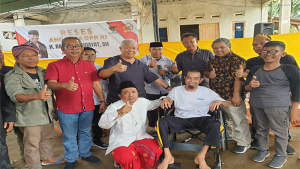 H Rachmat Hidayat didampingi Anggota DPRD Provinsi NTB dari Fraksi PDI Perjuangan Foto Bersama Konstituen saat Reses di Lombok Tengah, Sabtu (25/2/2023) lalu. Foto Ist.