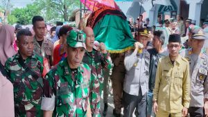Sejumlah perwira TNI dan Polri menandu jenazah almarhum Jakaria (58 Tahun) anggota Pol PP korban pembunuhan oleh tiga kawanan petani.