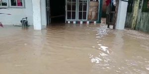 Kondisi Rumah Warga di Lingkungan Sorinomo Kelurahan Potu Kecamatan Dompu Kabupaten Dompu saat Digenangi Banjir, Kamis (2/2/2023) sore.